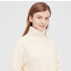 UNIQLO PREMIUM LAMBSWOOL TURTLENECK SWEATER